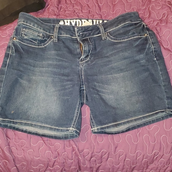 Mid length shorts - Picture 2 of 3